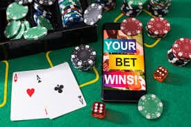 RTPSlots Live Casino ကတ်ဇယားနှင့် ကစားသမားများ ကစားနေသော ခမ်းနားသောမြင်ကွင်း